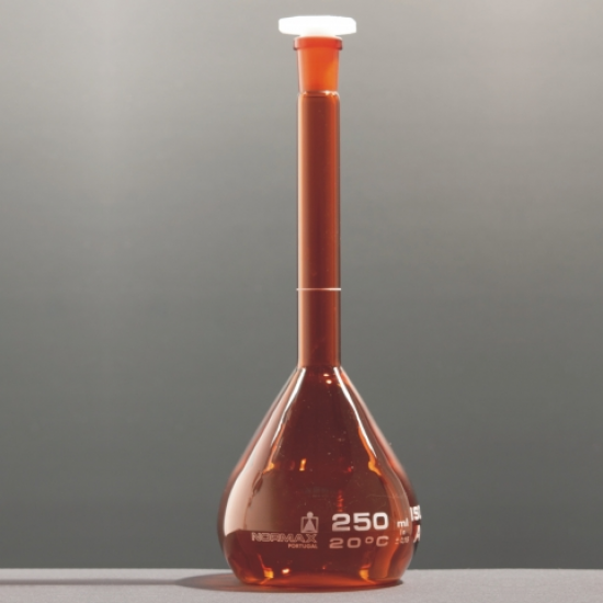 Volumetric flask.amber. white print. plastic stopper Normax 12/21 20 ml